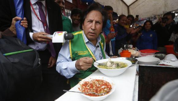 La ve difícil. Toledo sigue visitando las zonas populares de Lima para ganar más votos. (Percy Ramírez)