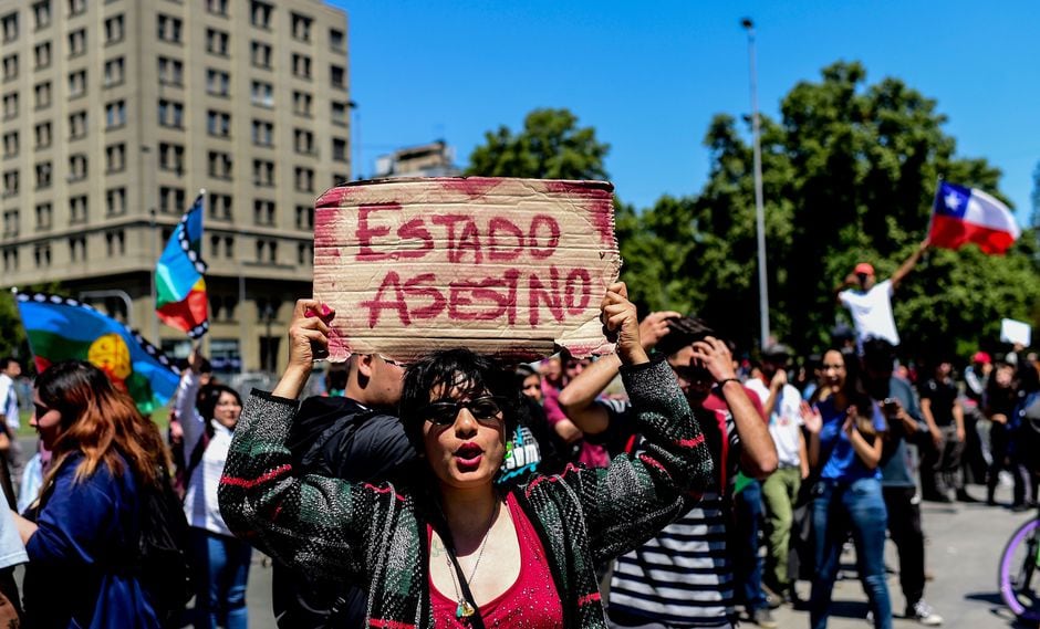 Cinco de las 20 muertes ocurridas durante la crisis fueron provocadas por militares y policías que salieron a las calles una vez que el presidente Piñera decretó el estado de emergencia. (Foto: AFP)