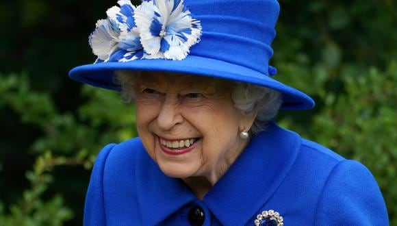 La reina Isabel II de Gran Bretaña ríe mientras se encuentra con los participantes durante una visita al Proyecto de Madera para Niños en Glasgow el 30 de junio de 2021. (Foto: Andrew Milligan / POOL / AFP)