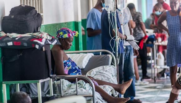 Una mujer herida descansa en una cama en un hospital en Les Cayes el 15 de agosto de 2021, luego de que un terremoto de magnitud 7.2 sacudiera la península suroeste del país.. (Foto: Reginald LOUISSAINT JR / AFP)