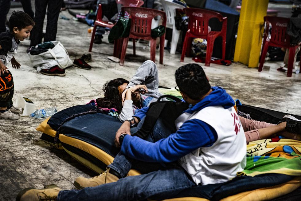En Febrero de 2019, un equipo de MSF se trasladó a  Piedras Negras, Coahuila, al norte de México, tras el arribo de una caravana de 1,700 migrantes. Durante esta intervención, las autoridades mexicanas mantuvieron detenida a la población  en un albergue improvisado y la trasladó  a otras ciudades inseguras de la frontera. (Foto: Juan Carlos Tomasi/Médicos Sin Fronteras)