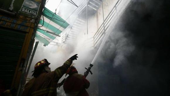 El incendio en Las Malvinas todavía no ha podido ser controlado del todo por los bomberos. (Renzo Salazar)
