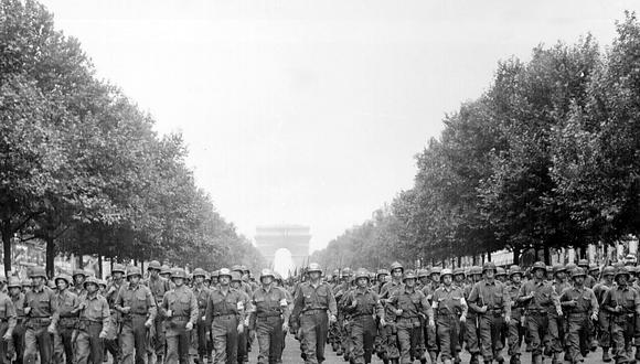 Tropas marchan sobre los Campos Elíseos tras liberar París. (Foto: Wikimedia)