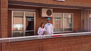 En medio de la cuarentena, una pareja se casa en el balcón de su departamento
