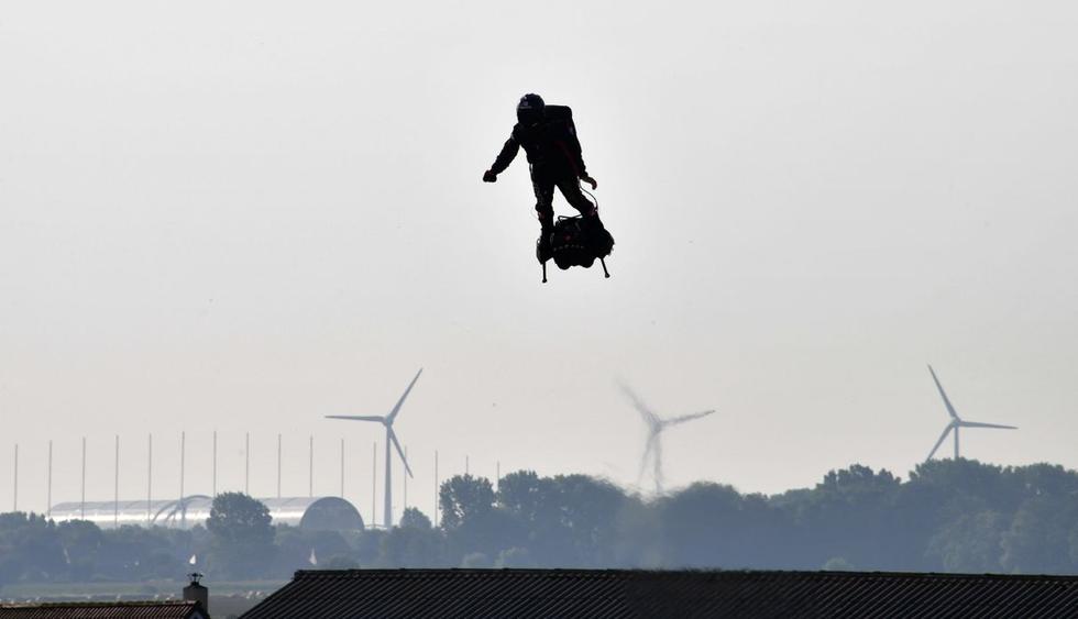 El "soldado volador" de Francia fracasa al querer cruzar el canal de la Mancha. (Foto: AFP)