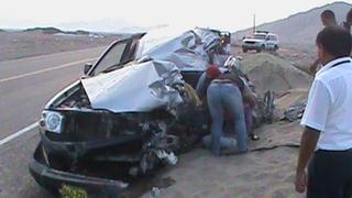 La Libertad: Choque entre automóvil y camioneta deja cinco muertos