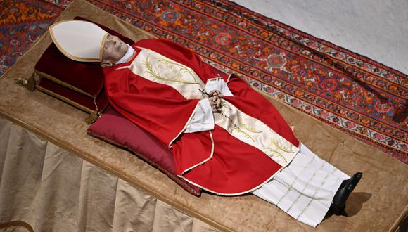 El cuerpo del papa emérito Benedicto XVI yace en la Basílica de San Pedro en el Vaticano, el 3 de enero de 2023. (ANDREAS SOLARO / AFP).