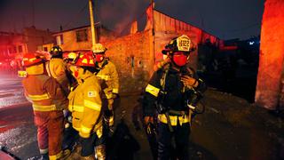 Año Nuevo 2021: Bomberos sofocaron incendio en almacén de bolsas de plástico en San Juan de Lurigancho