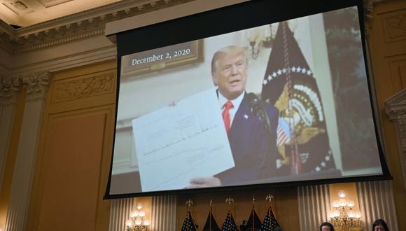 Se muestra un video del expresidente de los Estados Unidos, Donald Trump, en la audiencia del Comité Selecto de la Cámara de Representantes de los Estados Unidos para investigar el ataque del 6 de enero al Capitolio de los Estados Unidos, en el Capitolio de Washington, DC, el 13 de octubre de 2022. (Foto de MANDEL NGAN / AFP)