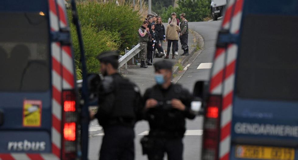 Los gendarmes franceses se paran en una carretera, en Redon, noroeste de Francia, el 19 de junio de 2021, mientras intervienen para evitar una fiesta rave ilegal, que comenzó durante la noche del 18 de junio al 19 de junio de 2021. (LOIC VENANCE / AFP).