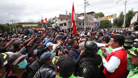 Disturbio. Mientras representantes de la PCM realizaban mesa de diálogo, numerosos ciudadanos exigían la presencia de Castillo en Huancayo. Nunca llegó.  La casa de Cerrón fue atacada por los manifestantes. (Foto: Victor Gonzales/PCM)