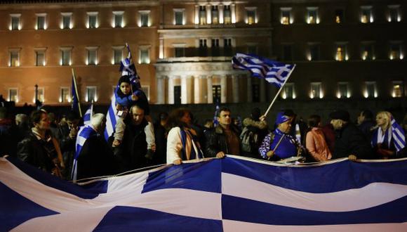El debate estuvo nuevamente acompañado de una manifestación nacionalista en la plaza de Syntagma, en la que participaron unas 3.000 personas. (Foto: EFE)