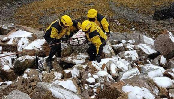 Los rescatistas tomaron 18 horas en trasladar al herido en camilla desde la grieta hasta el municipio de Caraz. (Andina)
