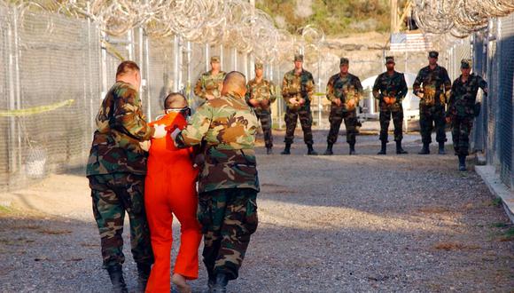 Esta fotografía tomada en enero del 2002 muestra a un detenido siendo transportado dentro de la prisión de Guantánamo. (Foto: Peter Muhly / Archivo AFP)