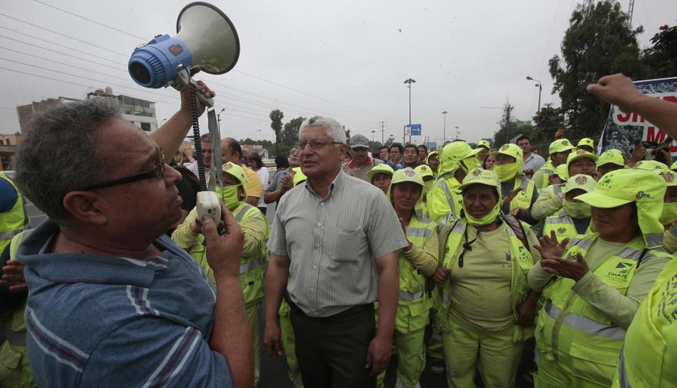 Más de 300 trabajadores de Emape realizaron un plantón en la Vía de Evitamiento por falta de pagos. (Martín Pauca)