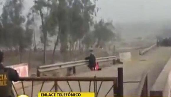 Ate: Encontraron banderola roja con la hoz y el martillo en puente San Roque. (Captura de TV)