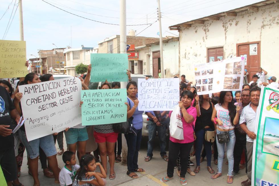 Protestas en las afueras del Centro de Artesanos de Catacaos.