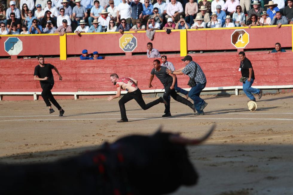 Antitaurinos protestan contra las corridas de toros en la Plaza de Acho. (Lino Chipana)