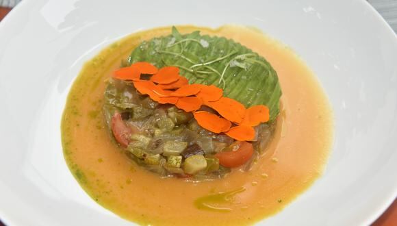 Ratatouille Acevichado, una deliciosa combinación de vegetales mediterráneos marinados con salsa acevichada y servidos sobre palta cremosa. Foto: Javier Zapata.