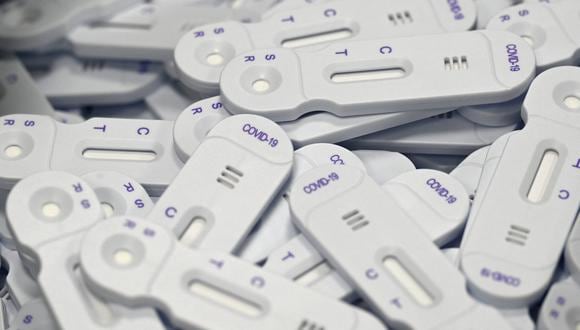 En muchos países se pueden adquirir pruebas rápidas en farmacias para usarlas en casa, mientras que el Gobierno de Estados Unidos lanzó una campaña para que los ciudadanos puedan pedir tests a domicilio de manera gratuita. (Foto: Damien MEYER / AFP)