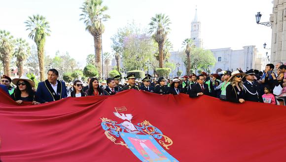 ALGARABÍA. Arequipeños festejan su aniversario. (Foto: CLICK)