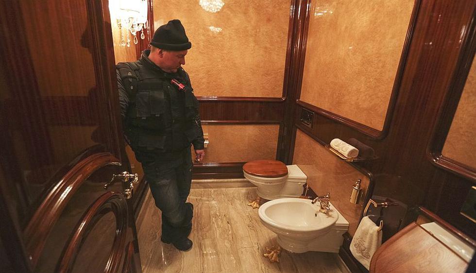 La residencia está en Mezhyhiria, a 500 kilómetros de Kiev. Hasta el espacio menos glamoroso de cualquier residencia, el baño, tenía acabados de oro. (Reuters)
