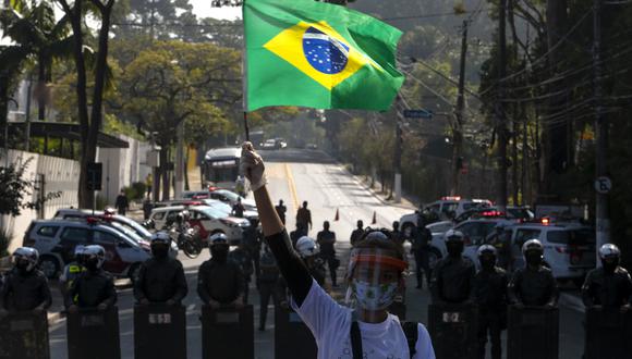 Protesta en Sao Paulo, Brasil, para exigir más ayuda del gobierno del estado durante la pandemia de coronavirus COVID-19. (Foto: AFP/Miguel SCHINCARIOL)