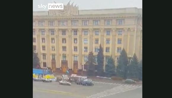 El preciso instante en el que un misil ruso impacta sobre un edificio administrativo en Járkov, Ucrania. (Foto: captura de video)