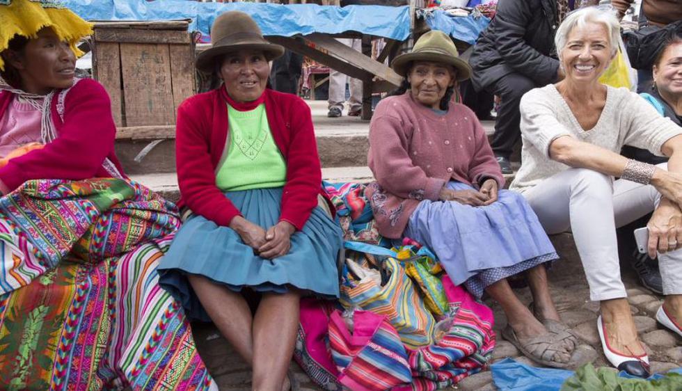 Christine Lagarde, directora del FMI, llegó a Cusco el domingo y de inmediato se trasladó al poblado de Pisac para conocer el Mercado Artesanal. (Facebook Christine Lagarde)