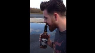 YouTube: Joven se bebió una botella de whisky en 13 segundos
