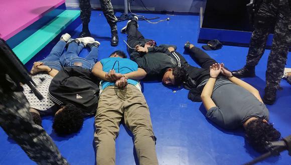Sospechosos detenidos por agentes de policía dentro del estudio de la estación de televisión pública TC que tomaron como rehenes a varios periodistas y miembros del personal, en la ciudad portuaria de Guayaquil, Ecuador (Foto: Policía Nacional del Ecuador / AFP)