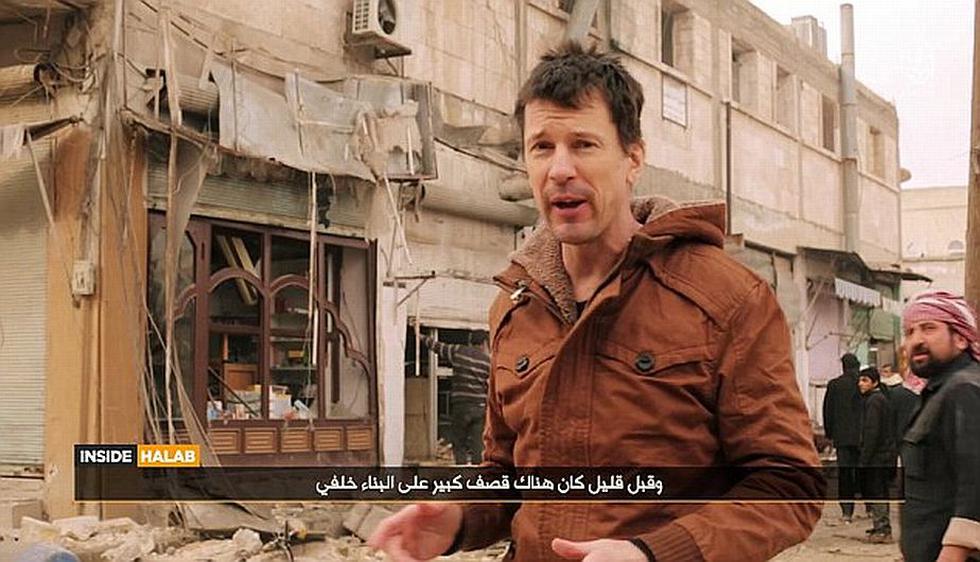 El rehén británico John Cantlie apareció así en un nuevo video propagandístico del grupo yihadista Estado Islámico. (Daily Mirror)