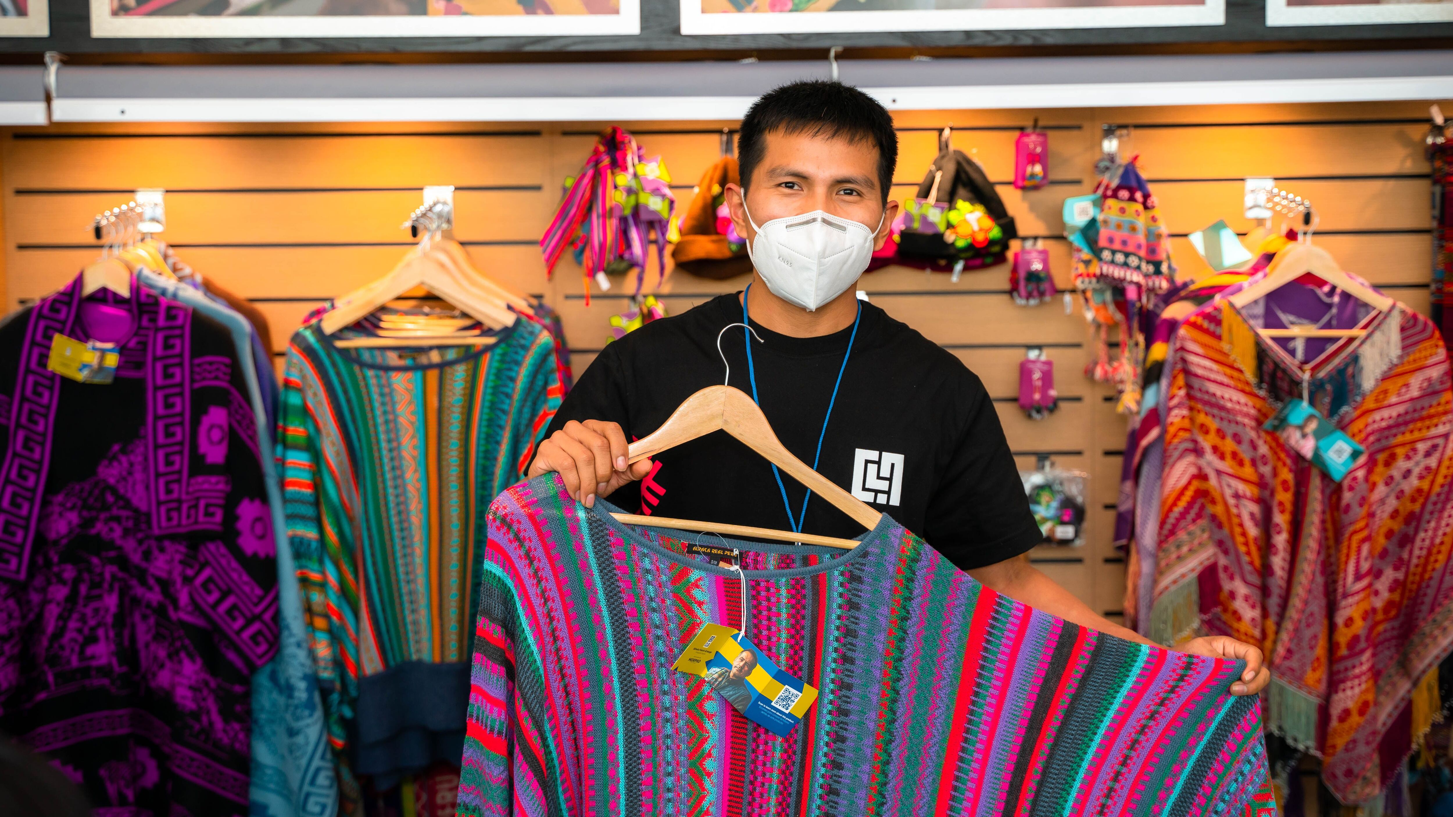 Alfredo Falcón diseña y elabora bufandas, chullos, chompas y ponchos con iconografía andina en tejidos muy finos de alpaca. Su taller ha logrado dar empleo a los adultos mayores de la zona de Huaycán.