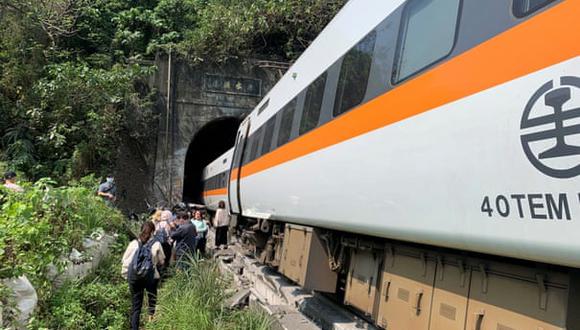 El tren transportaba a unos 350 pasajeros, informó el centro de rescate de Taiwan. (Taiwan’S National Fire Agency / Vía Reuters)