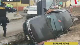 Caos en Barrios Altos: Auto se volcó por obra inconclusa del Municipio de Lima