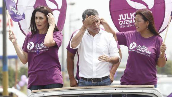 Juana Umasi aparece al lado derecho de Julio Guzmán. (Perú21)