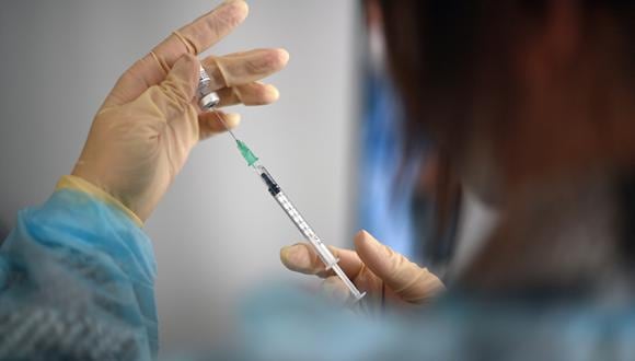 Foto referencial. Según el doctor Elmer Huerta, las vacunas "protegen de llegar al hospital y de morir por COVID-19 hasta ahora". (Ina FASSBENDER / AFP)