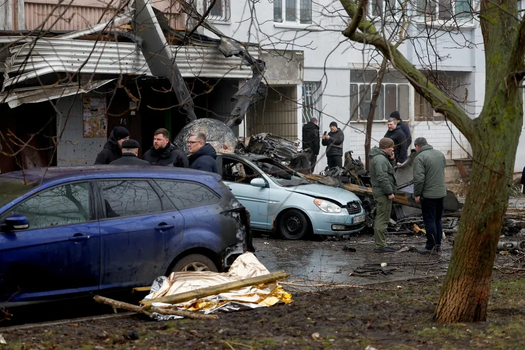 El lugar donde se estrelló un helicóptero en la ciudad de Brovary, en las afueras de Kyiv, Ucrania, el 18 de enero. (Valentyn Ogirenko/Reuters)