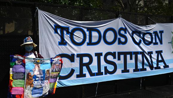 Un partidario de la vicepresidenta de Argentina, Cristina Fernández de Kirchner, frente al Palacio de Justicia Comodoro Py en Buenos Aires el 6 de diciembre de 2022. (Foto de Luis ROBAYO / AFP)