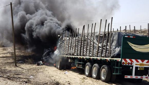 Lambayeque: Camioneta y tráiler se incendian tras chocar frontalmente en la carretera Panamericana Norte en la jurisdicción del distrito de Mórrope. (Foto Sandro Chambergo)