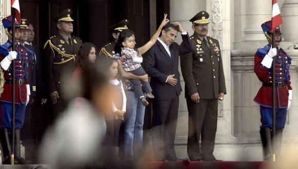 SALUDO ESPECIAL. La familia presidencial presenció el cambio de guardia en Palacio. (Alberto Orbegoso)