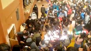 Tragedia en Bolivia: 4 muertos y 40 heridos tras avalancha humana por gas en asamblea universitaria