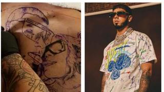 Anuel AA se cubre tatuaje de Karol G que se hizo en la espalda tras comprometerse [VIDEO]