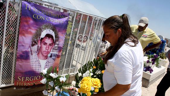 Los familiares consuelan a María Guadalupe Guereca mientras llora en la tumba de su hijo en Ciudad Juárez, México, en 2012 (Foto: EFE)