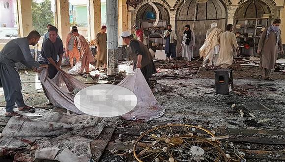 Hombres afganos se preparan para llevar el cadáver de una víctima al interior de una mezquita chií después de un ataque con bomba en la provincia de Kunduz. (Foto: AFP)
