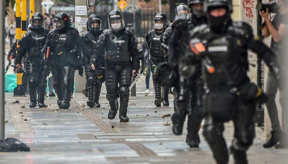 La policía antidisturbios toma posición ante el estallido de enfrentamientos durante el quinto día consecutivo de protestas contra la brutalidad policial en Bogotá. (AFP/Juan BARRETO).