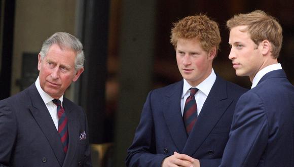 Carlos de Gales, Guillermo de Cambridge y Enrique de Sussex. (Foto: AFP)