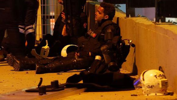 20 policías murieron en el atentado al estadio de fútbol en Estambul. (AFP)