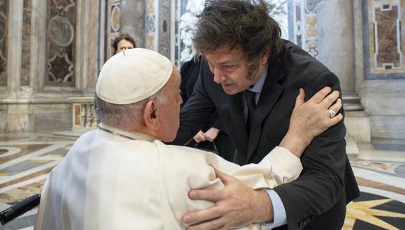 Papa Francisco y Javier Milei en efusivo abrazo. (Foto:  VATICAN MEDIA / AFP)