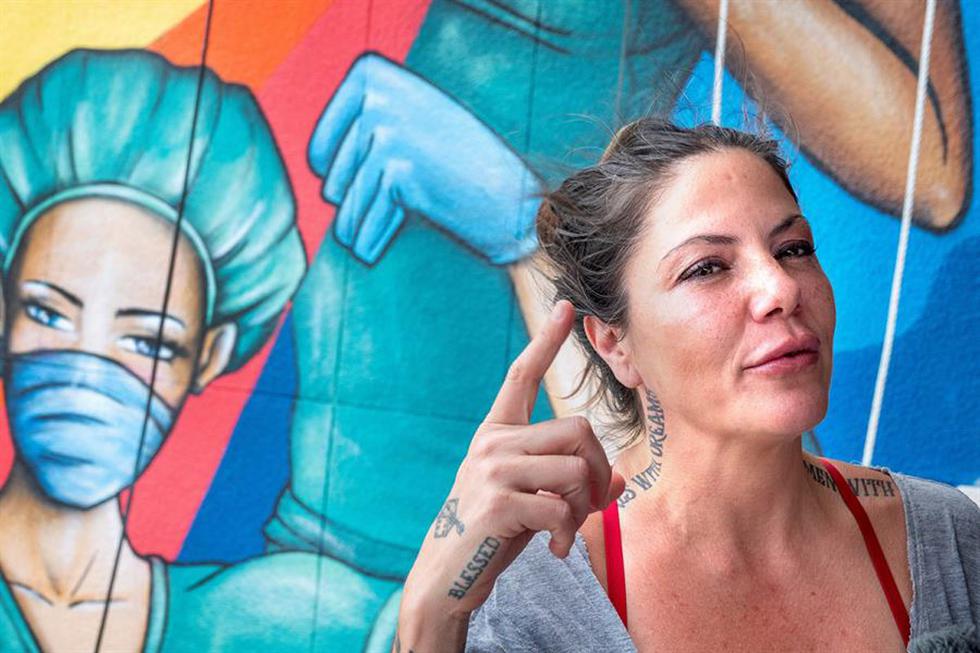 La artista italiana Claudia La Bianca explica los detalles del mural que pintó en un hospital de Miami. (Foto: EFE/CRISTOBAL HERRERA)